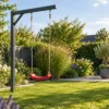 Einarm-Schaukel: 7 Vorteile für kleine Gärten – realistische Swingly Einarm-Schaukel im Garten