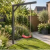 Einzelschaukel für kleine Gärten richtig planen – realistische Swingly Einarm-Schaukel im Garten