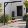 Moderne Gartenschaukel: Design trifft Funktion – realistische Swingly Einarm-Schaukel im Garten