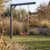 Freiraum rund um die Schaukel sinnvoll planen – realistische Swingly Einarm-Schaukel im Garten