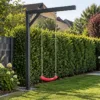 Schaukel bei Zaun und Hecke richtig positionieren – realistische Swingly Einarm-Schaukel im Garten
