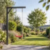 Sichtachsen im Garten mit einer Schaukel erhalten – realistische Swingly Einarm-Schaukel im Garten