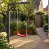 Laufwege und Schaukelplatz im Garten gut verbinden – realistische Swingly Einarm-Schaukel im Garten