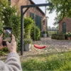 Das perfekte Standortfoto für die Schaukelberatung – realistische Swingly Einarm-Schaukel im Garten