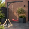 Beton-Aushärtezeit: Wann darf die Schaukel genutzt werden? – realistische Swingly Einarm-Schaukel im Garten