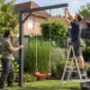 Schaukel aufbauen: Warum ein Helfer sinnvoll ist – realistische Swingly Einarm-Schaukel im Garten
