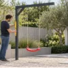 10 Montagefehler bei Gartenschaukeln vermeiden – realistische Swingly Einarm-Schaukel im Garten