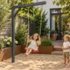 Schaukel-Spielideen für abwechslungsreiche Gartenzeit – realistische Swingly Einarm-Schaukel im Garten