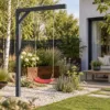 Spielbereich im kleinen Familiengarten gestalten – realistische Swingly Einarm-Schaukel im Garten